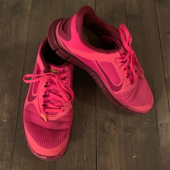 Bright pink Nike running shoes - Picture 3 of 7